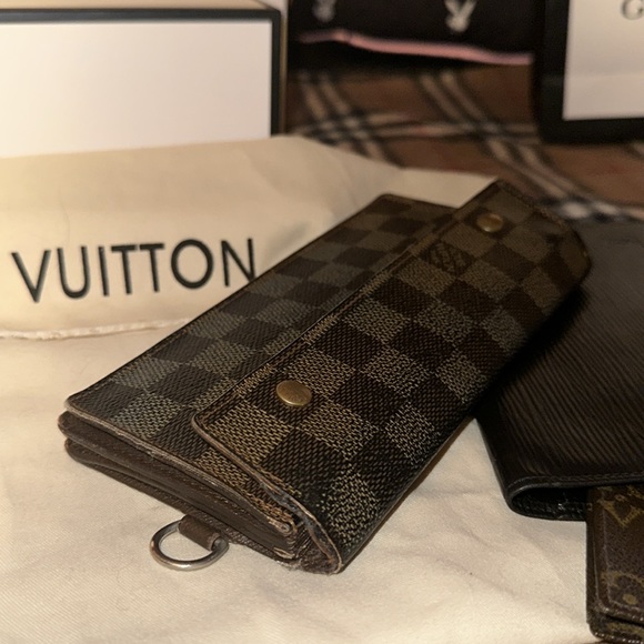 Trade? LV Authentic Damier Ebene double snap wallet wristlet😍 - Picture 10 of 11